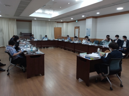지난 17일 개최한 강진군 금고지정 심의위원회 회의 장면/사진=강진군