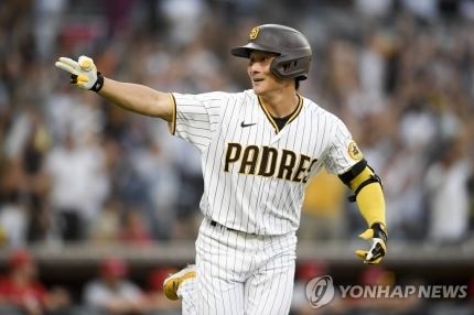 결승 투런포를 날리고 환호하는 김하성.