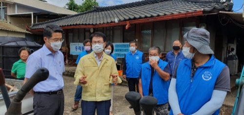 이승옥 강진군수가 복지기동대 봉사활동 현장을 방문해 대원들을 격려하고 있다/사진=강진군