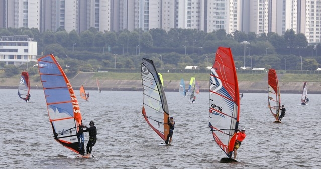 전국이 무더운 날씨를 보인 20일 서울 뚝섬한강공원 인근 한강에서 시민들이 윈드서핑을 즐기며 더위를 잊고 있다.
