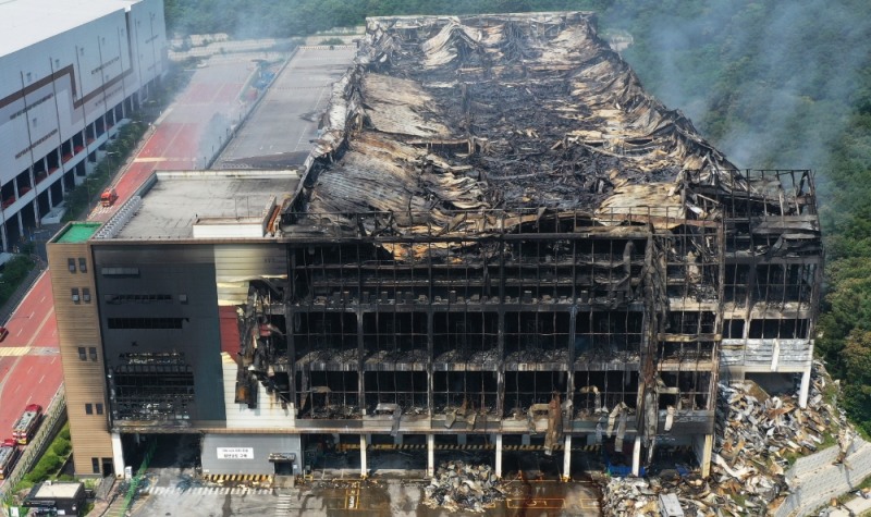 20일 오전 경기도 이천시 마장면 쿠팡 덕평물류센터에서 발생한 화재로 건물이 검게 그을려 있다. (사진=뉴시스)