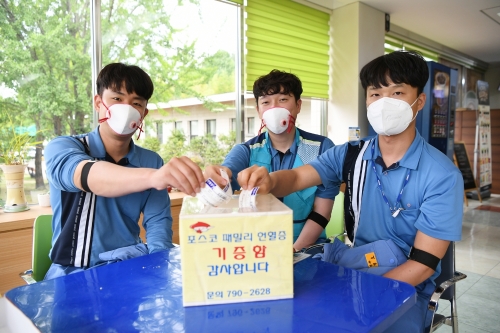 광양제철소 직원들이 헌혈증서를 기증하고 있다/사진=광양제철소
