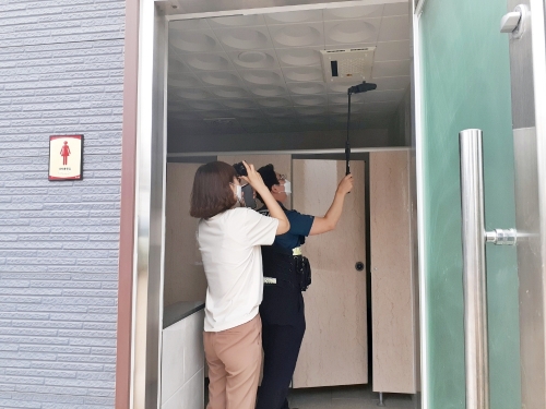 공중화장실 불법촬영 카메라 합동 점검/사진=장흥군