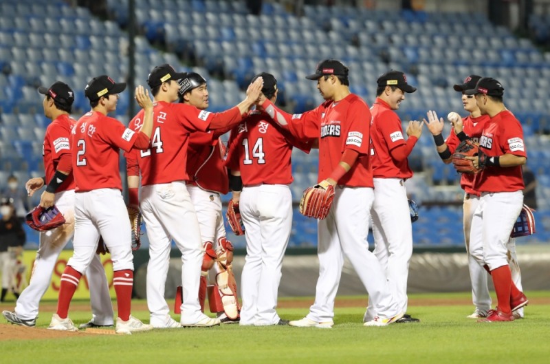 SSG는 선발 마운드가 2명만 남긴 채 붕괴됐으나 '홈런군단'이란 말이 어울리게 주포들의 홈런포가 제대로 가동되면서 상위권에 포진하고 있다.