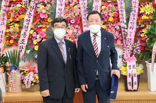 무안군 보훈단체연합회는 지난 18일 보훈회관에서 회장 이·취임식 행사를 개최했다(왼쪽 최석인 신임회장과 박종울 이임회장)/사진=무안군