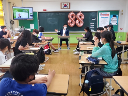 전경선 전남도의회 운영위원장(민주당·목포5)이 지난 18일 목포 산정초등학교를 찾아 ‘동문과 함께하는 수업’에 재능기부 강사로 나섰다/사진=전남도의회