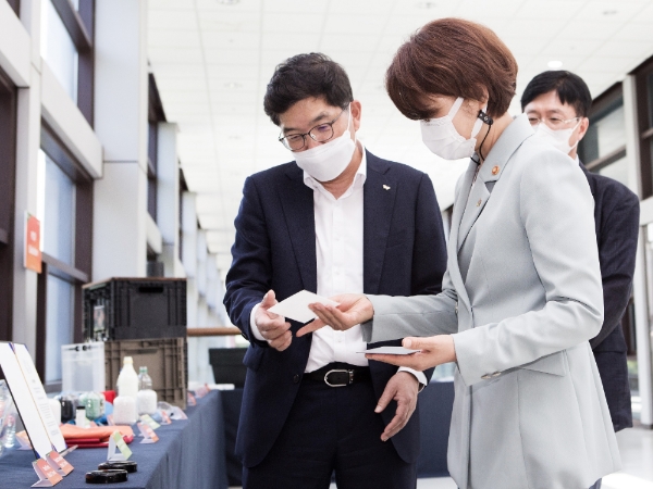 한정애 환경부 장관(왼쪽 두번째), 나경수 SK종합화학 사장(왼쪽 첫번째) / 사진 제공 = SK이노베이션