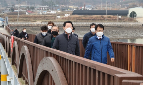 지난해 강진 가우도 관광지 조성현장을 방문한 김영록 지사/사진=강진군