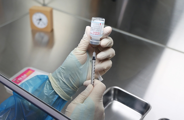 30세 미만 상급종합병원 의료인 등을 대상으로 한 코로나19 모더나 백신 접종이 시작된 21일 서울 동대문구 경희의료원에서 의료진이 모더나 백신을 소분하고 있다. (사진=경희의료원 제공)