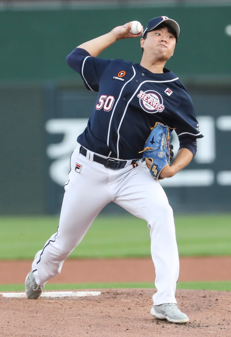 두산의 이영하는 지난 4월 14일 kt전에서 시즌 첫 승을 거두며 보여준 위력을 되찾을 수 있을지 관심을 끈다.