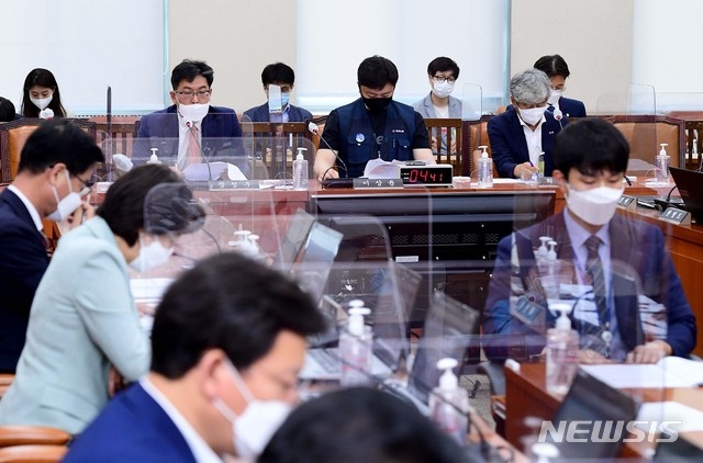 지난 16일 서울 여의도 국회에서 열린 행정안전위원회 전체회의에서 대체공휴일 확대 등을 논의하기 위한 입법 공청회가 진행되고 있다. (공동취재사진)