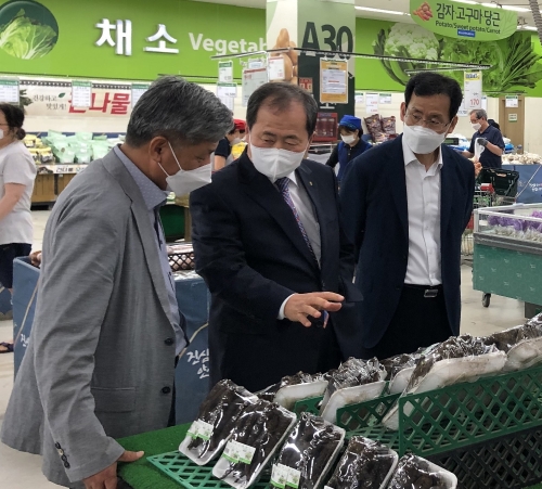 농협중앙회 이규삼 감사위원장(사진 가운데)이 22일 농협창동유통센터를 방문하여 현장 관계자들과 여름철 식품안전 관리방안에 대해 의견을 나누고 있다 / 사진 제공 = 농협중앙회