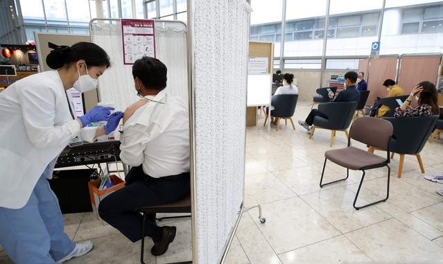 지난달 27일 오전 서울 서대문구 신촌세브란스병원에서 시민들이 아스트라제네카 백신 접종을 받고 있다.
