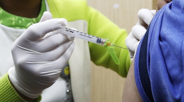 22일 서울 서초구 서울성모병원에서 30세 미만 의료진이 코로나19 모더나 백신 접종을 받고 있다. 모더나 백신 접종은 지난 21일부터 상급종합병원 소속 30세 미만 의료진을 대상으로 시행됐다.