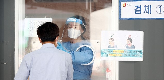 23일 오전 서울 중구 서울역광장에 마련된 임시선별검사소에서 시민들이 코로나19 검사를 받고 있다.