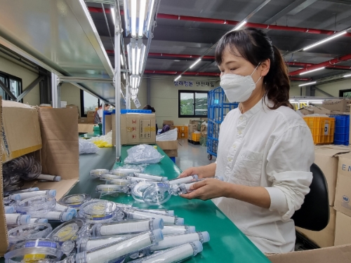 남영주 샤워플러스 주임이 제품을 살펴보고 있다 / 사진 제공 = 샤워플러스