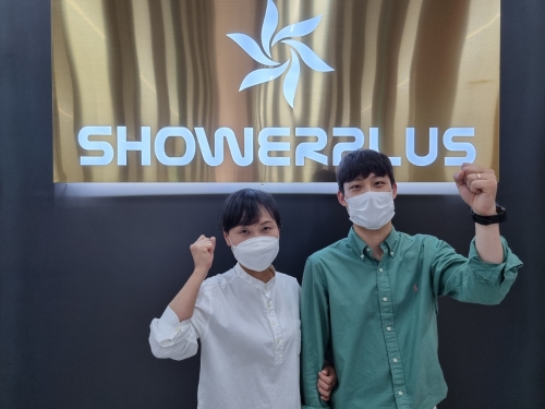 (왼쪽부터) 남영주 주임, 권영진 대리 / 사진 제공 = 샤워플러스