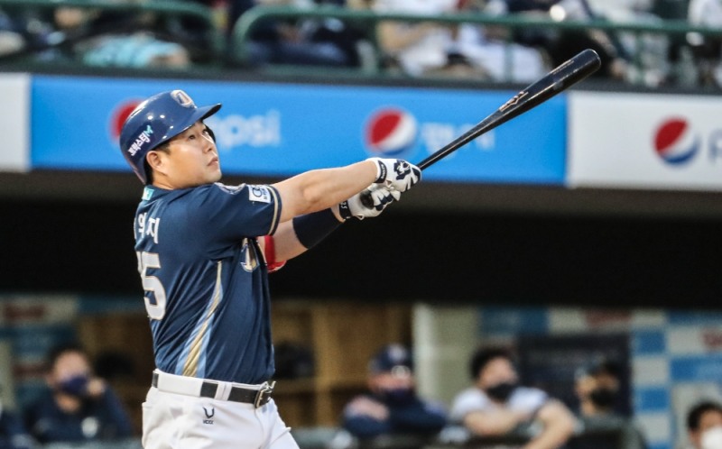 KBO 리그 최고 포수 반열의 양의지가 올시즌 물오른 타격감으로 홈런과 타점에서 선두에 나서는 등 커리어하이 시즌을 향해 줄달음치고 있다.