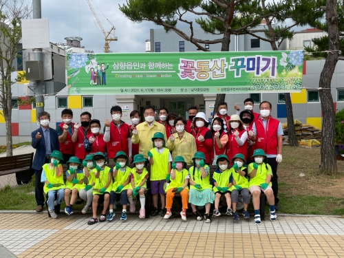 무안군 삼향읍 주민자치위원회(위원장 임동현)는 최근 남악중앙공원 화단에서 수국 등 4종의 꽃과 나무를 심는 행사를 진행했다/사진=무안군
