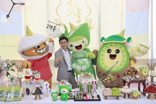 김철우 군수가 캐릭터 BS삼총사 탄생 1주년 맞아 돌잔치 행사에 참석 기념촬영 하고 있다/사진=보성군