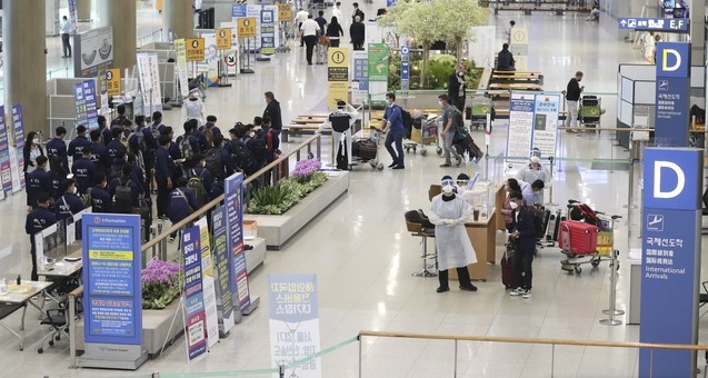 전세계를 강타한 '델타형 변이' 바이러스의 국내 유입이 우려되고 있는 23일 인천국제공항 제1여객터미널을 통해 입국한 이용객들이 이동하고 있다. 델타형 코로나19 변이 바이러스는 인도에서 처음 발견된 바이러스 전파력이 알파형보다 높다고 알려지면서 국내에서도 델타형 전파 우려되고 있는 가운데 델타형 변이의 국내 검출률은 1.9%에 불과하다. 다만, 해외 유입 검출률은 37.0%로 비교적 높은 것으로 나타났다.