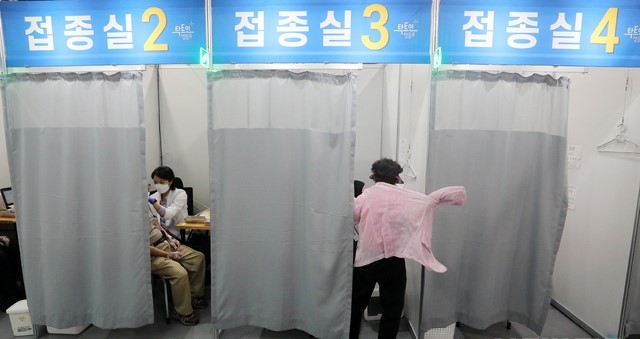 코로나19 신규 확진자가 600명 대로 크게 오른 23일 오후 서울 영등포구 코로나19 예방접종센터에서 시민들이 백신을 맞고 있다.