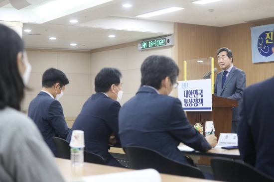 이낙연 전 대표는 23일 서울 여의도 이룸센터에서 공동주최한 ‘진단, 대한민국 통상정책 토론회’에 참석했다./사진=이낙연 의원실