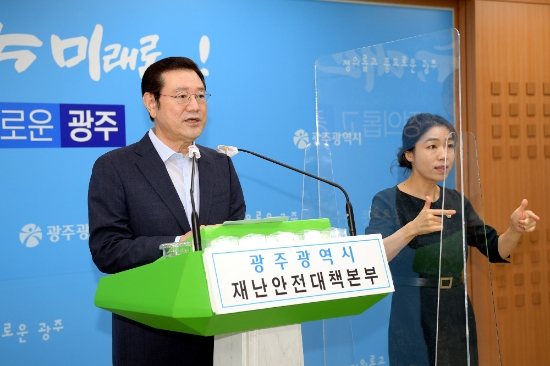 이용섭 광주광역시장이 23일 오전 시청 브리핑룸에서 여성·보육분야 특별주간 후속조치 발표를 하고 있다./사진=광주시