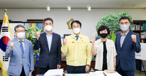 순천시의회(의장 허유인)는 23일, 입법고문 위촉식을 갖고 최민수 박사와 임형태 변호사를 순천시의회 입법고문으로 위촉했다/사진=순천시의회