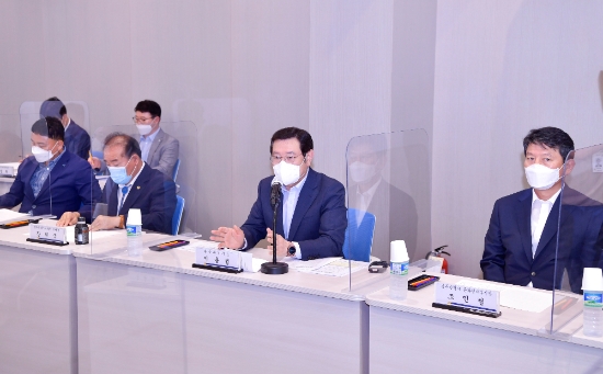 이용섭 광주광역시장이 23일 오후 광산구 빛그린산단 내 (주)광주글로벌모터스 브리핑룸에서 열린 '노·사·민·정협의회 1차 회의'에 참석해 회의를 주재하고 있다./사진=광주시