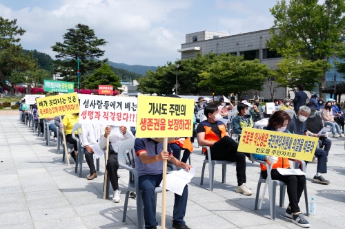 진도군민 300여명은 23일 진도읍 철마공원에서 국고보조금 환수 중단을 요구하는 궐기대회를 가졌다/사진=진도군