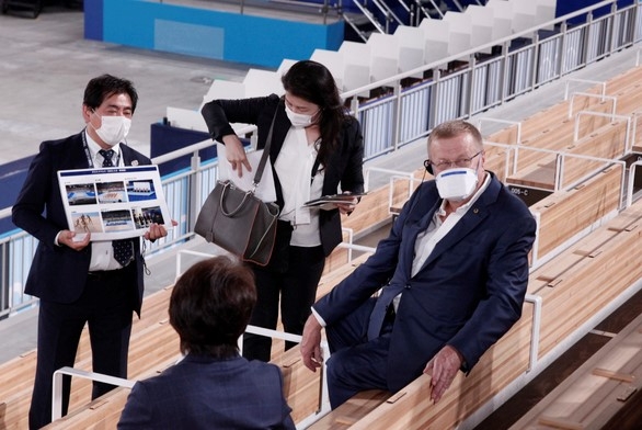 존 코츠(오른쪽) 국제올림픽위원회(IOC) 조정위원장이 23일 일본의 올림픽 경기장 점검을 위해 도쿄의 아리아케 체조경기장을 방문해 하시모토 세이코(앞) 도쿄올림픽 조직위원회 위원장과 함께 체조경기장 후쿠이 코이치(왼쪽) 사무총장의 설명을 듣고 있다.