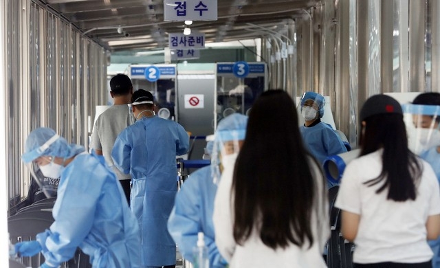 코로나19 신규 확진자가 645명으로 집계된 23일 오후 서울 동대문구 선별진료소에서 시민들이 검사를 받기 위해 접수하고 있다.