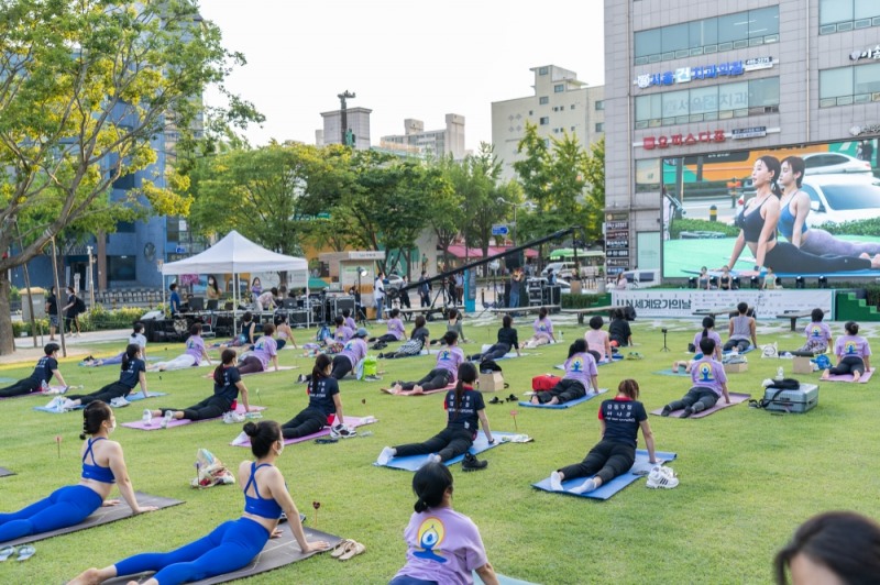 지난 21일 진행된 제7회 세계 요가의 날 행사 현장 (제공 : 매일유업)