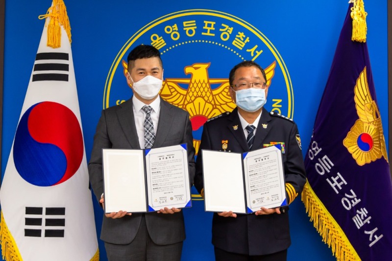 교통안전 캠페인 홍보 협약식을 맺고 있는 임은성 커피에반하다 대표(사진 왼쪽)와 신종목 영등포경찰서장(오른쪽)