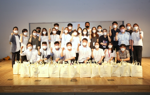 KT, 광화문원팀 14개 기관과 ‘한마음 보따리’ 광화문 소상공인에 전달