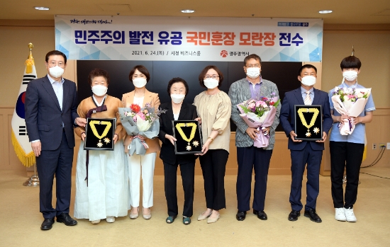 이용섭 광주광역시장이 24일 오전 시청 비즈니스룸에서 민주주의 발전 유공자인 고 명노근 님, 고 표정두 님, 고 정광훈 님 유족에게 국민훈장 모란장을 전수한 후 기념촬영을 하고 있다./사진=광주시