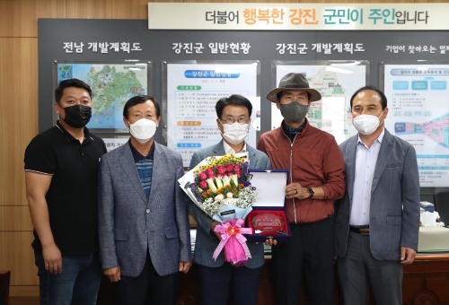 이승옥 강진군수가 (사)한국화훼자조금협의회로부터 감사패를 수여받았다(왼쪽부터) 땅심화훼영농조합법인 이현 총무, 김해 대동화훼작목회 서용수 회장, 이승옥 강진군수, (사)한국화훼자조금협의회 김윤식 회장, 땅심화훼영농조합법인 조우철 회장/사진=강진군