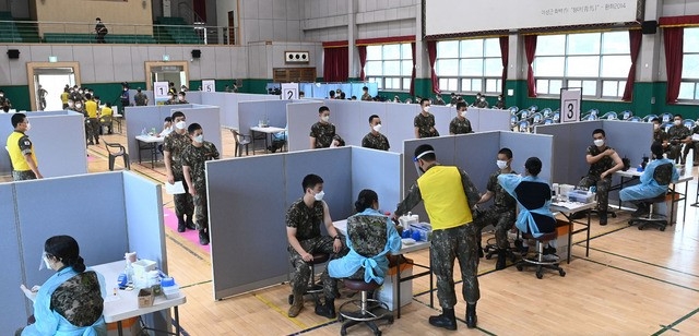 국군장병들이 24일 경기도 고양시 육군 9사단 본부에서 코로나19 백신 접종을 받고 있다.