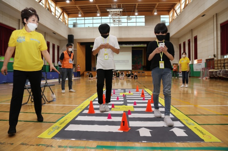 한화손해보험 봉사단과 서울지역 초등학생이 보행 안전사고 예방교육에 참여하고 있다. (사진=한화손해보험 제공)