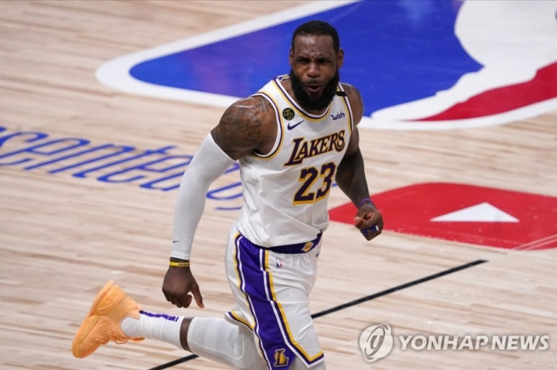 르브론 제임스는 미국프로농구(NBA) 플레이오프에서 5번이나 승부를 결정 짓는 버저비터를 터뜨려 최다를 기록 W중이다.