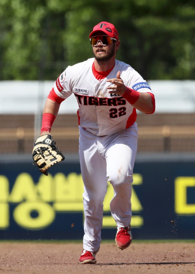 KIA의 터커는 시즌초반부터 이어지는 부진으로 지난 20일 LG전을 끝으로 2군으로 내려가는 수모를 당했다.