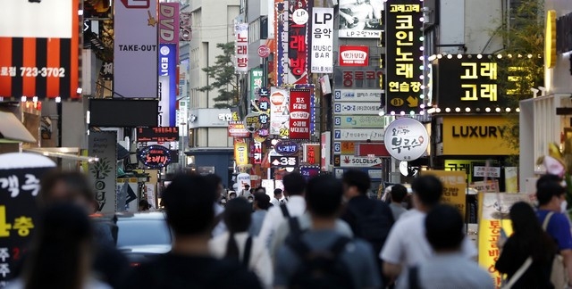 정부가 지난 20일(어제) 새로운 사회적 거리두기 개편안을 발표한 가운데 21일 오후 서울 종각역 인근 유흥가에서 시민들이 발걸음을 옮기고 있다. 7월부터 적용할 새로운 사회적 거리두기는 수도권 기준 식당·카페·유흥시설은 밤 10시에서 자정까지 영업시간이 연장되고, 사적 모임 인원도 6인까지 허용, 2주간 이행기간 후 8인까지 허용된다.