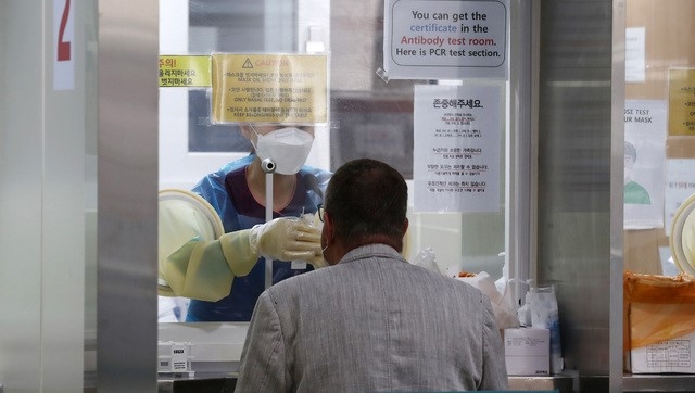 코로나19 델타 변이 바이러스와 전파력이 더 강한 델타 플러스 변이까지 등장한 24일 오전 인천국제공항 제2여객터미널에 마련된 인천공항 코로나19 검사센터에서 승객들이 검사를 하고 있다.