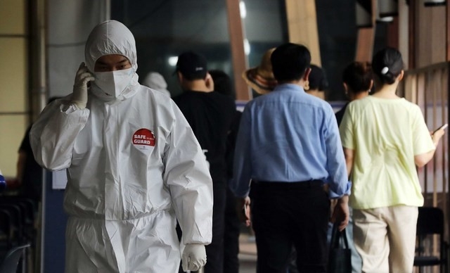 지난 24일 오전 서울 송파구보건소 선별진료소에서 의료진이 분주히 움직이고 있다.