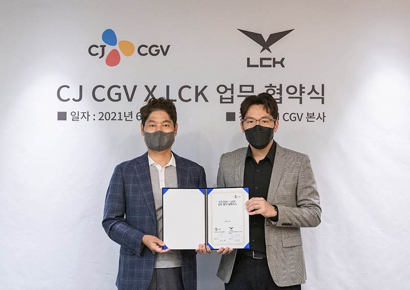 CJ CGV 허민회 대표(왼쪽)과 LCK 오상헌 대표가 업무 협약을 체결한 뒤 포즈를 취하고 있다(제공=LCK).