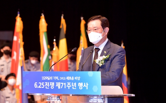 이용섭 광주시장이 25일 오전 남구 빛고을시민문화관에서 열린 6·25전쟁 제71주년 기념식에 참석해 기념사를 하고 있다./사진=광주시