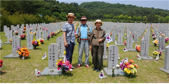 대전현충원에 이장된 박태문, 박정래, 박경래 3부자 경찰가족 묘역을 찾은박종선(중앙), 부인 김영숙(우), 아들 박성대(좌)