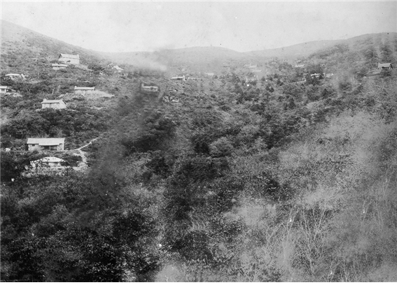 캠프 그레이엄(Camp Graham) 선교본부는 1920년부터 지리산 노고단 능선(해발 1,500m부근) 전남 구례군 산동면 좌사리에 52개의 선교사 수양관이 박태문씨 등 산동면 주민들에 의해 지어졌다.