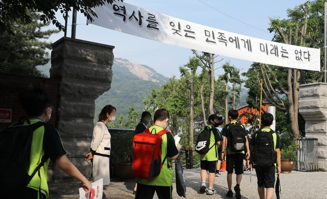 21일 오전 서울시내 한 중학교에서 학생들이 등교하고 있다. 오는 7월 1일부터 시행되는 4단계 새로운 사회적 거리두기에 따라 1~2단계에선 유치원과 초·중·고등학교 모든 학생이 등교할 수 있다. 교육부는 준비를 거쳐 2학기부터 전면 등교를 추진한다고 밝혔다.